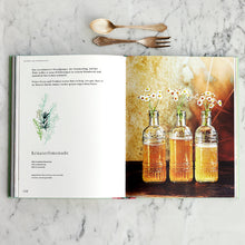 Load the image into the gallery viewer, Das Kochbuch der Märchen