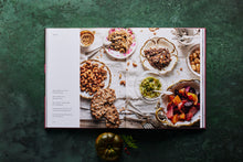 Load the image into the gallery viewer, Evergreens. 70 vegane Rezepte für die schnelle Küche